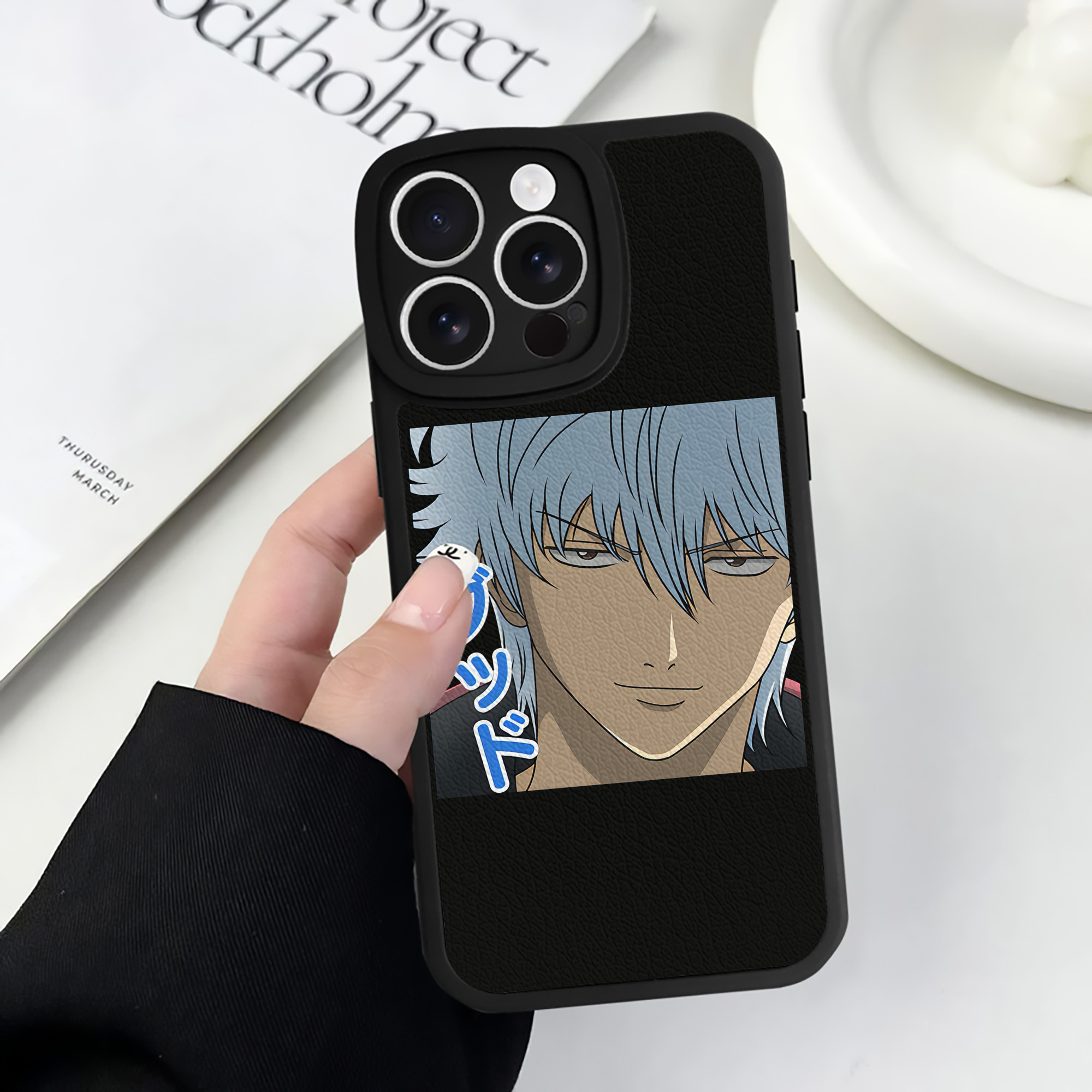 （画像用） ぎんたま 坂田銀時（さかたぎんとき） 神楽 志村新八（しむら しんぱち） GINTAMA Sakata Gintoki Kagura Shimura Shinpachi 【iPhone 16シリーズ対応】シリコンスマホケース（レザー調） 材質：シリコン